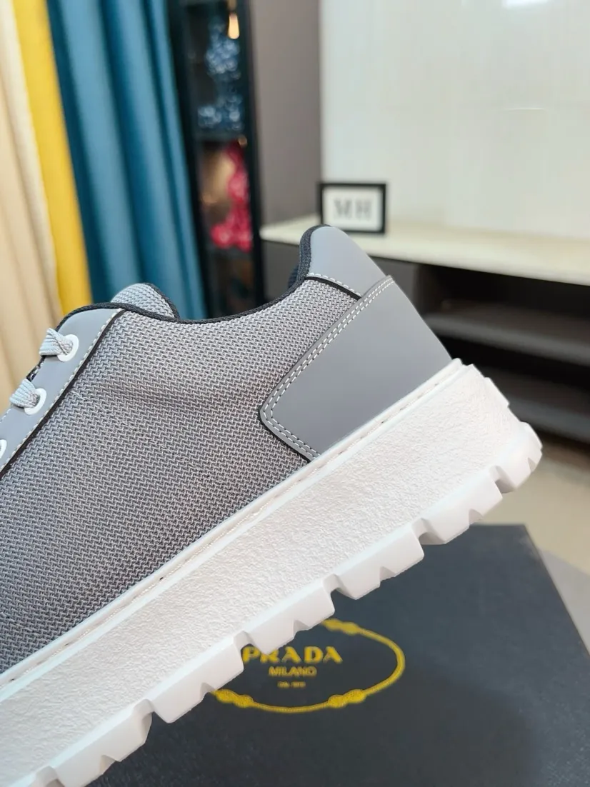 Men's shoes 💰440🌹🌹Prada 〈prada〉 luxury and fashionable high-end products ✊🔥The perfect last shape and top-notch handcrafting make this shoe immediately create a strong aristocratic atmosphere. Imported first-layer cowhide with brogue carving crafts💋Genuine leather lining🎶Rubber combination outsole specially imported from France for leather shoes😍Color: Mysterious Black☕️Size 38～44